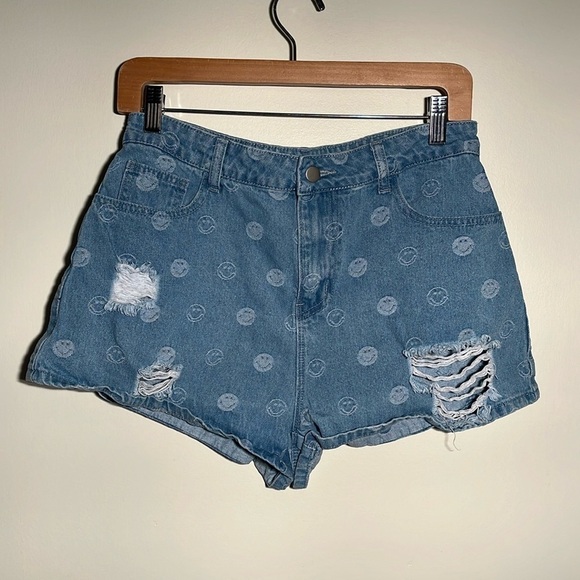 Le Lis Collection Smiley Face Distressed Denim Shorts - Picture 1 of 8